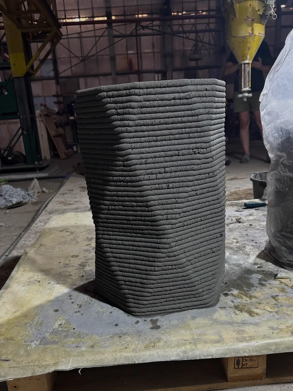 Tall rectangular cement-based component with continuous visible printed layers