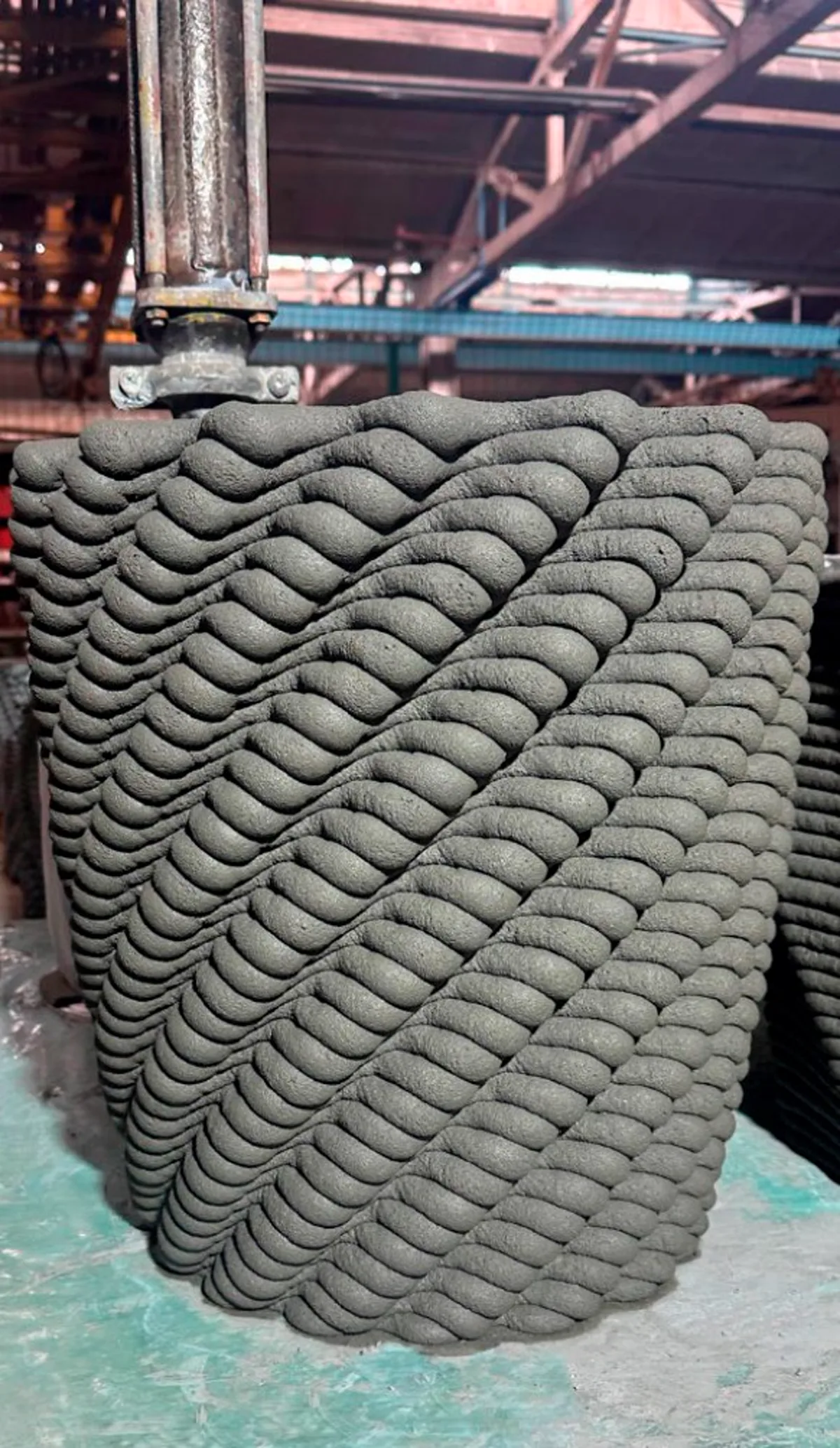 Concrete printing trial with interlocking diagonal extrusion paths